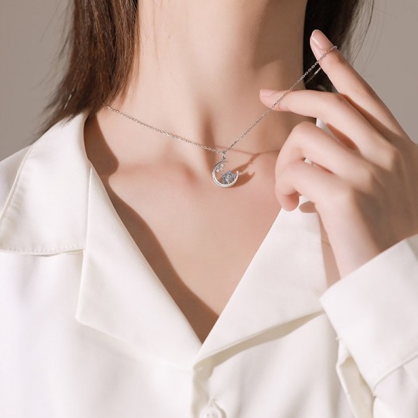 Phối vòng cổ bạc với áo sơ mi công sở