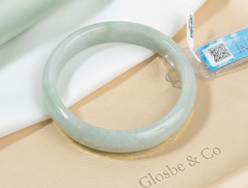 Phỉ thúy mệnh Thủy giúp người đeo cân bằng năng lượng và tài lộc.