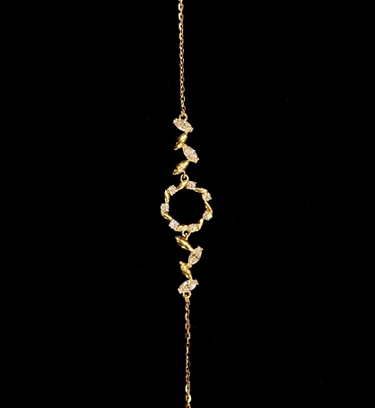 Lắc tay vàng hồng 18K đính Charm vòng nguyệt quế trẻ trung, năng động, phù hợp để đeo hằng ngày.